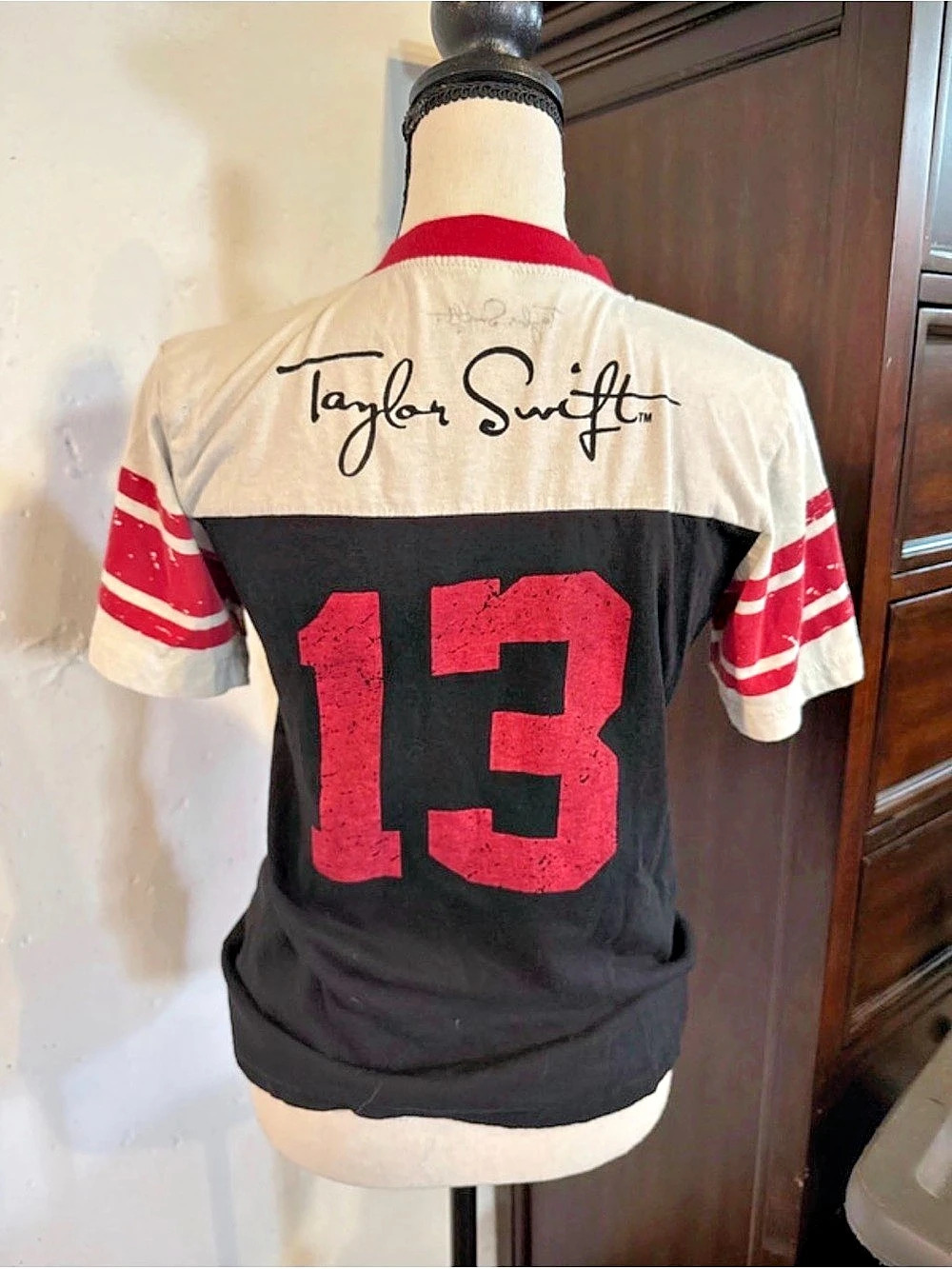 Taylor Swift The Red Tour 13 Football Ringer T-Shirt Black & Red Size Medium - Picture 2 of 3